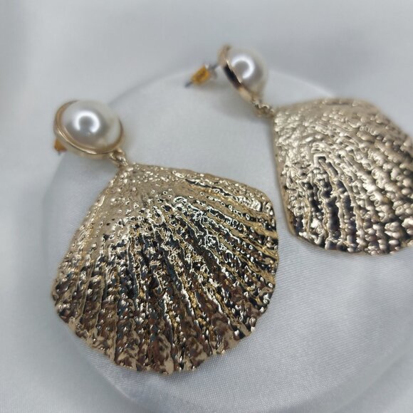 Shiny Gold Tone Shell Earrings Faux Pearl Post - Picture 4 of 8
